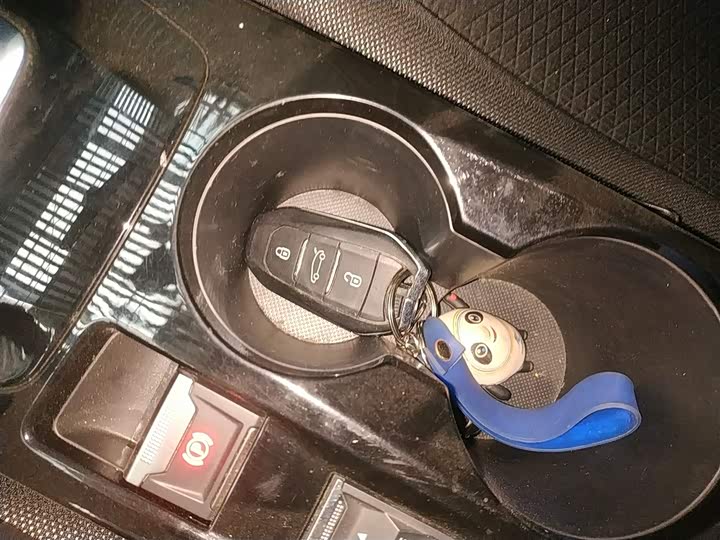 Фото 9 - Peugeot e2008