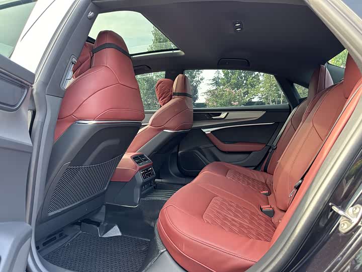 Фото 10 - Audi A7L