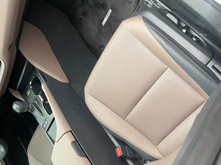 Фото 10 - Lexus ES