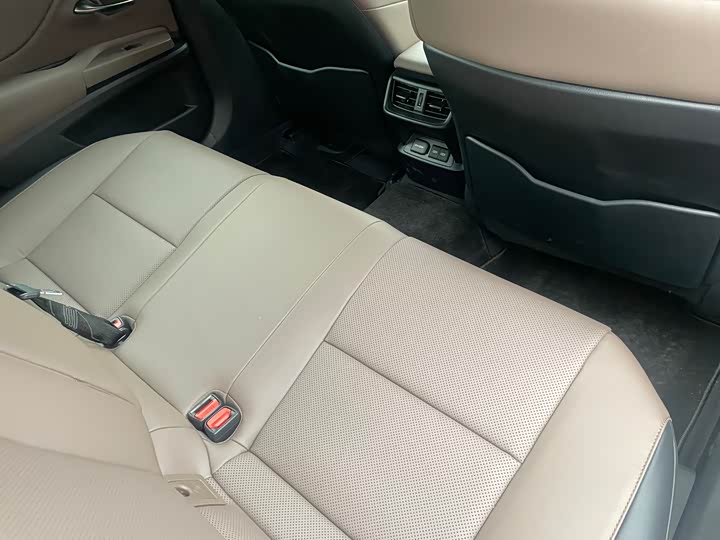 Фото 12 - Lexus ES