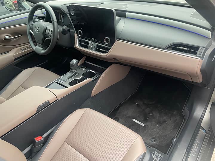 Фото 13 - Lexus ES