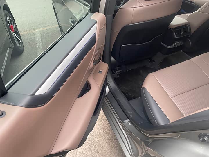 Фото 14 - Lexus ES