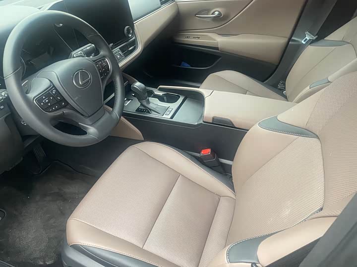 Фото 7 - Lexus ES