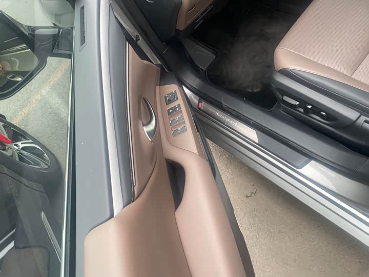 Фото 8 - Lexus ES