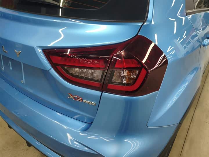 Фото 8 - Geely Vision X3