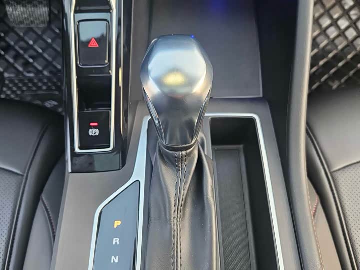 Фото 13 - Roewe i5