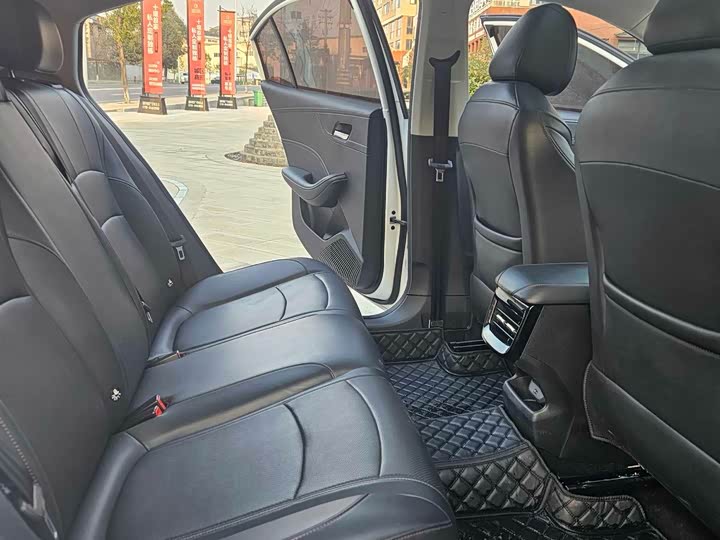 Фото 16 - Roewe i5