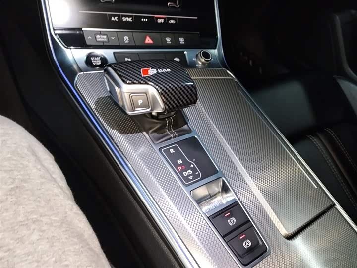 Фото 14 - Audi A6L