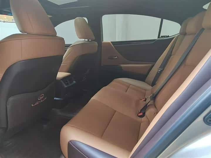 Фото 10 - Lexus ES