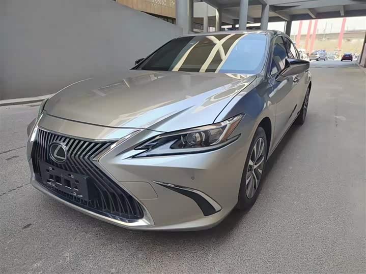 Фото 2 - Lexus ES