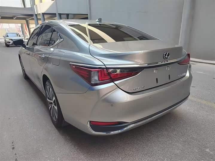 Фото 5 - Lexus ES