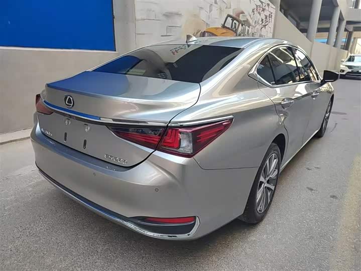 Фото 7 - Lexus ES