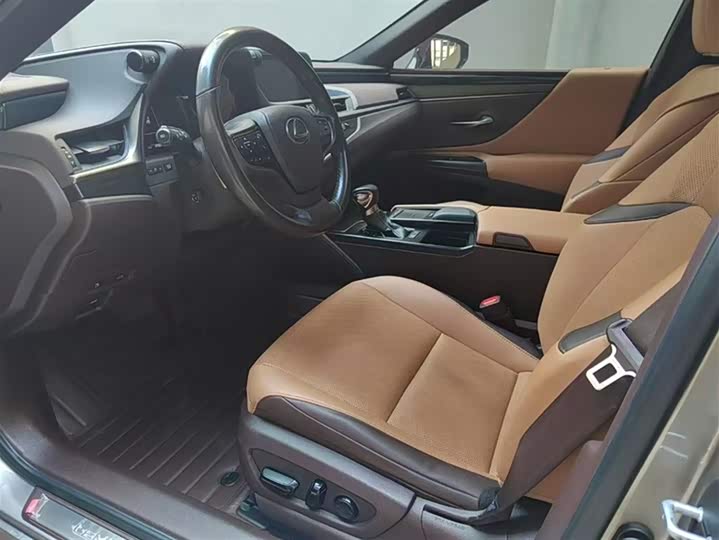 Фото 9 - Lexus ES