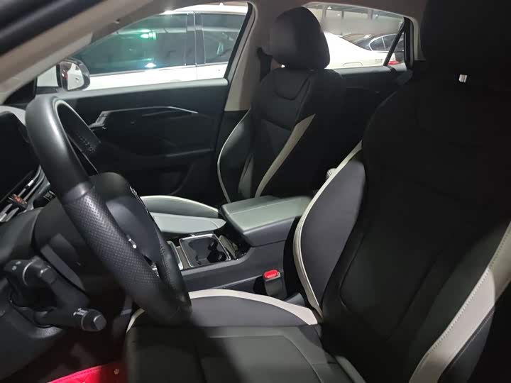 Фото 15 - Bestune B70