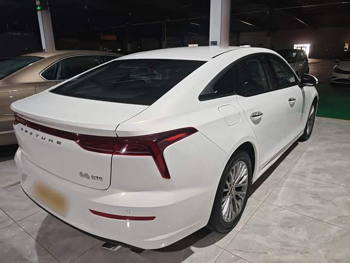 Фото 7 - Bestune B70