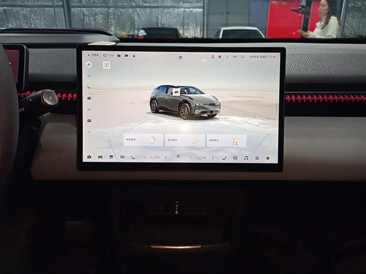 Фото 13 - Zeekr X