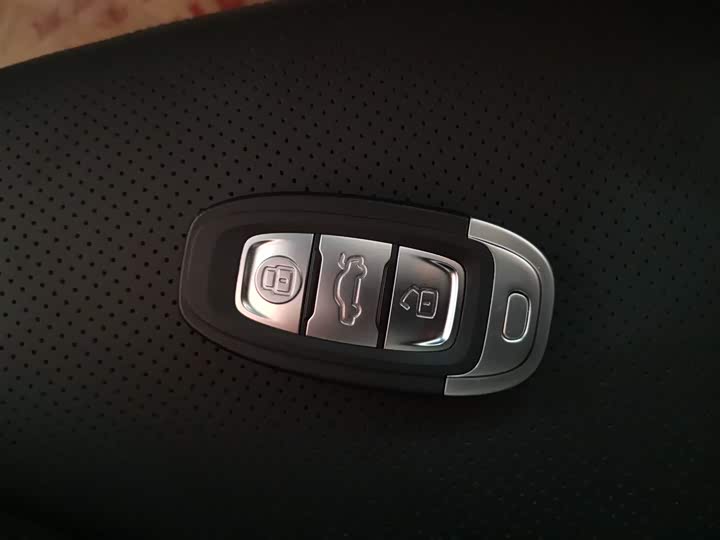 Фото 12 - Hongqi E-QM5