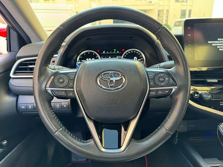 Фото 10 - Toyota Camry