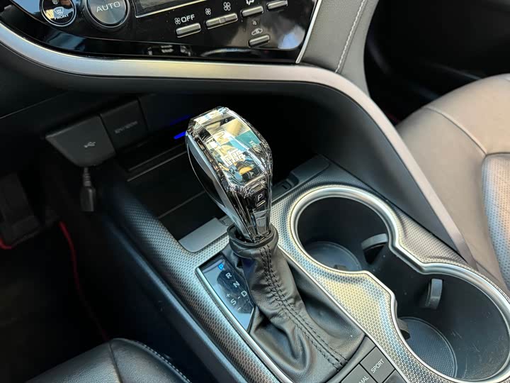 Фото 13 - Toyota Camry