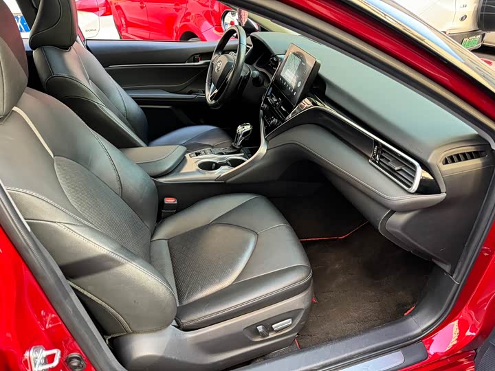 Фото 14 - Toyota Camry