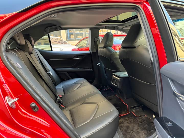 Фото 15 - Toyota Camry