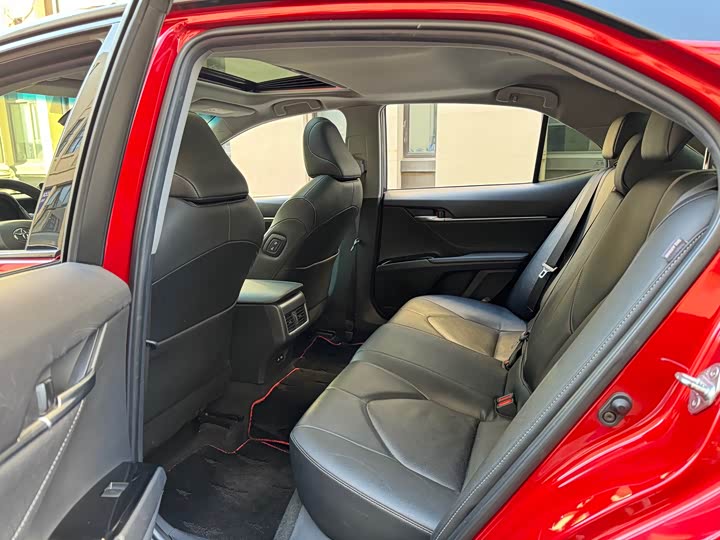 Фото 16 - Toyota Camry