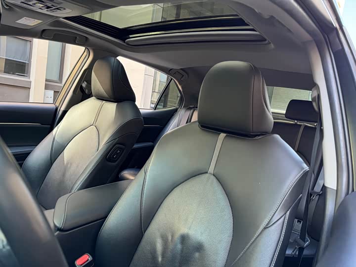 Фото 17 - Toyota Camry