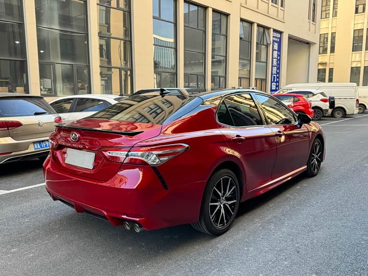 Фото 4 - Toyota Camry