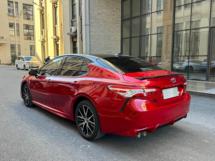 Фото 6 - Toyota Camry