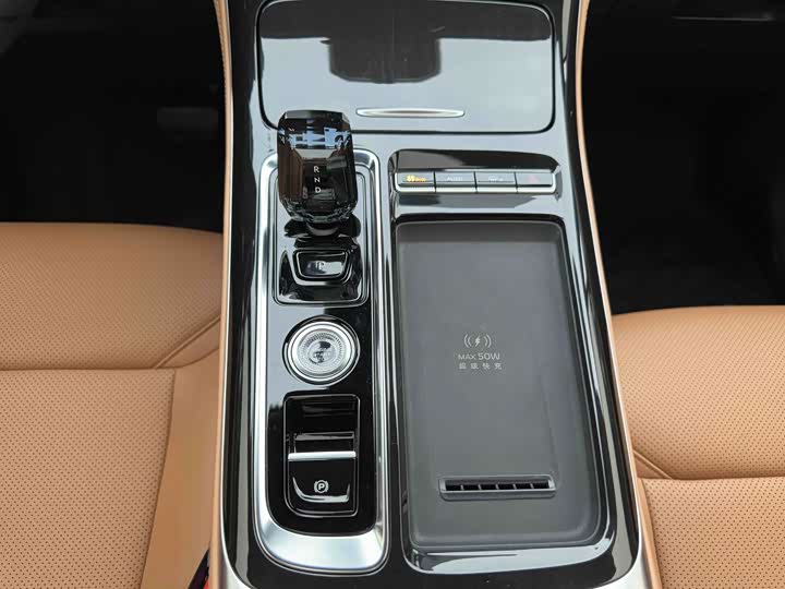 Фото 10 - Geely Atlas L