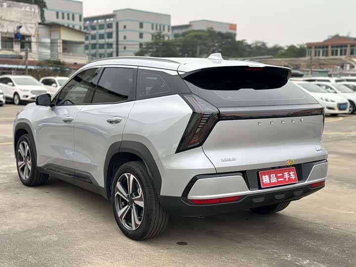 Фото 13 - Geely Atlas L