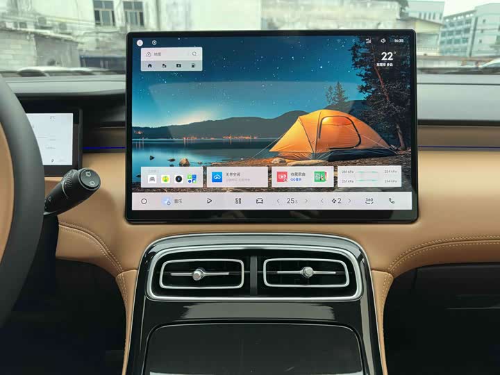 Фото 8 - Geely Atlas L