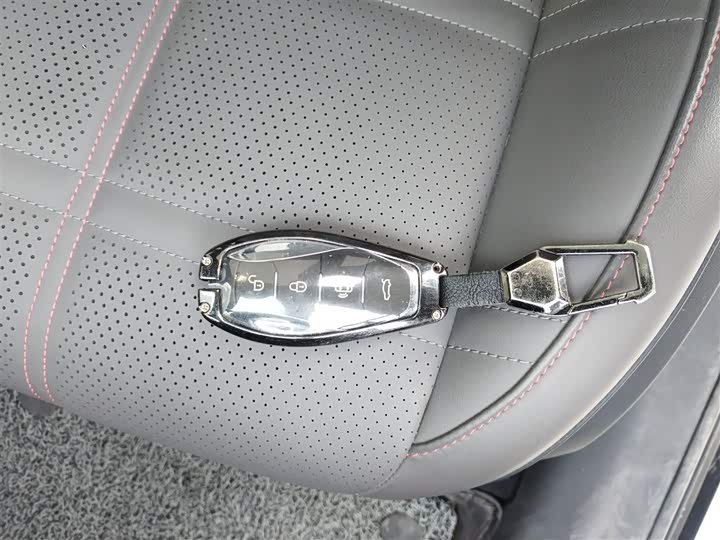 Фото 11 - Hongqi EH7