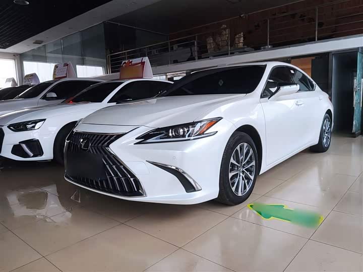 Фото 1 - Lexus ES