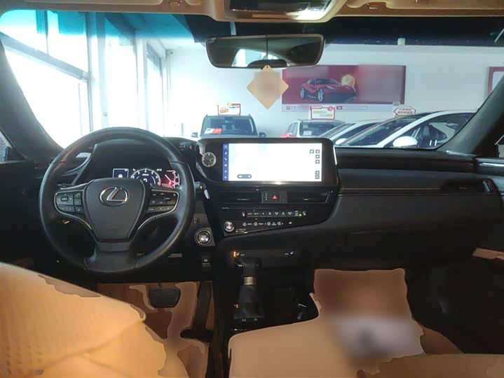 Фото 10 - Lexus ES