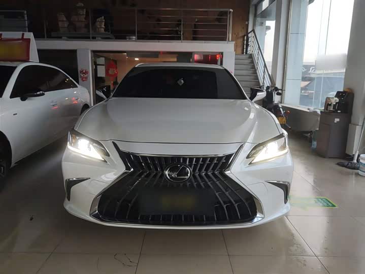 Фото 3 - Lexus ES