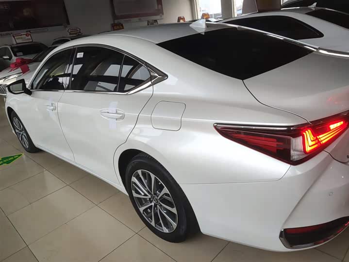 Фото 5 - Lexus ES