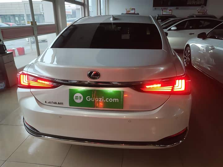 Фото 6 - Lexus ES