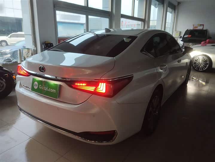 Фото 7 - Lexus ES