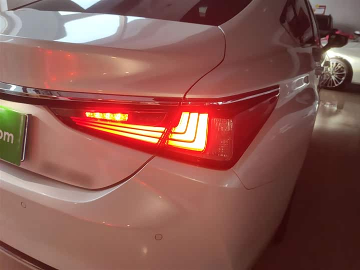 Фото 8 - Lexus ES