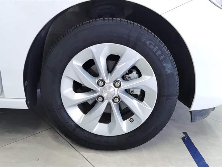 Фото 6 - Chevrolet Onix (Cavalier)