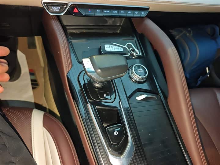 Фото 14 - Geely Monjaro