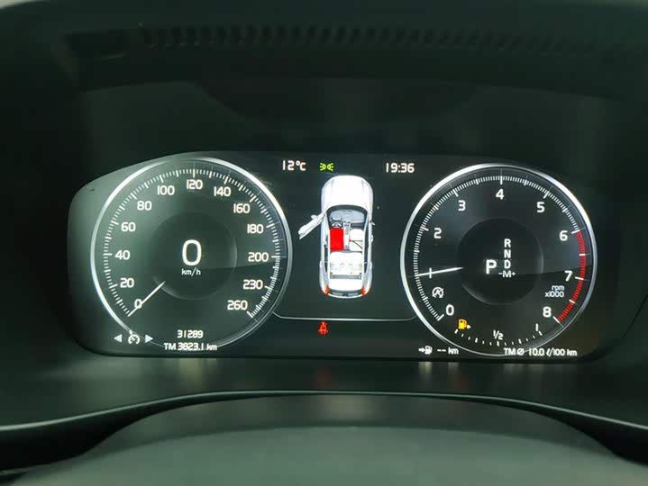 Фото 14 - Volvo XC40