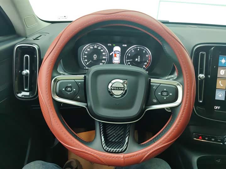 Фото 15 - Volvo XC40