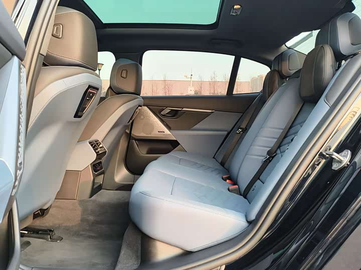 Фото 16 - BMW i5