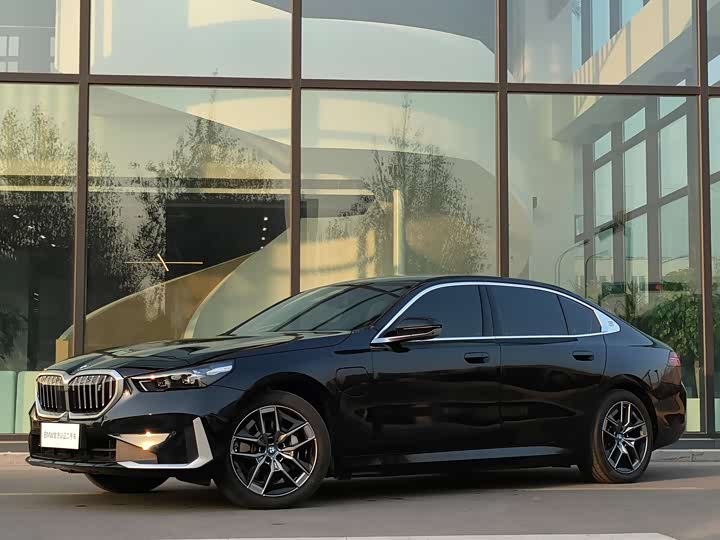 Фото 2 - BMW i5