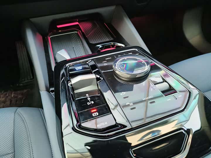 Фото 21 - BMW i5