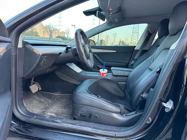 Фото 4 - Tesla Model 3