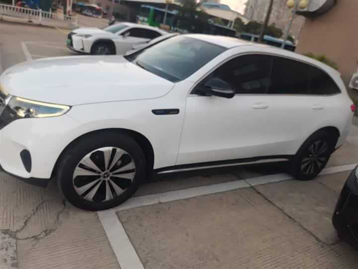 Фото 13 - Mercedes-Benz EQC