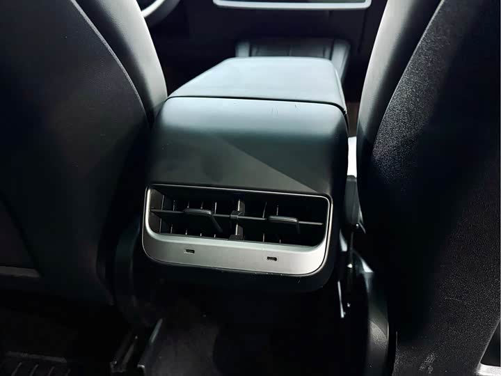 Фото 10 - Tesla Model Y